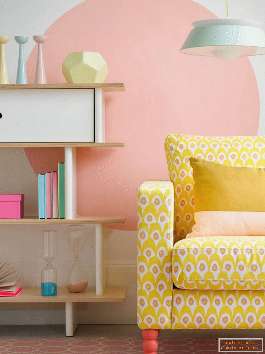 Luminoso divano giallo, crea un contrasto eccellente nella stanza pastello