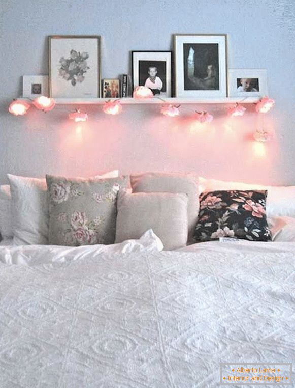 Mensola con ghirlanda creativa e foto, proprio sopra il letto