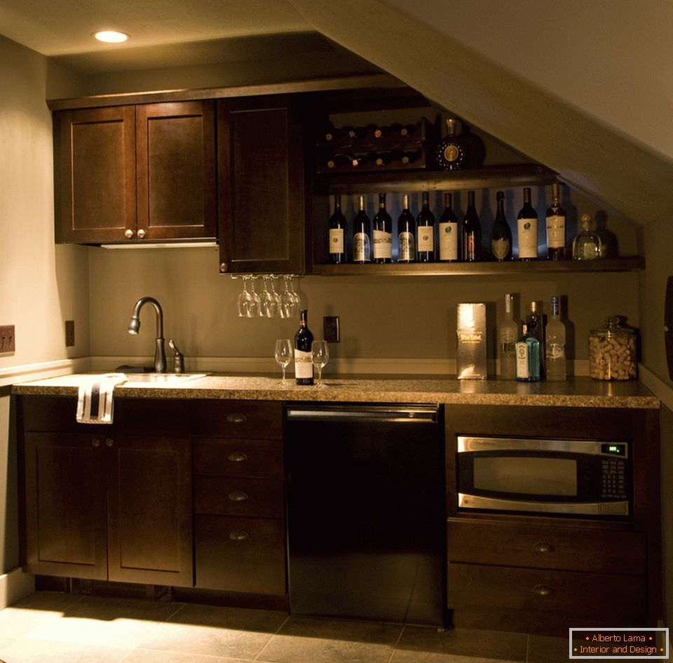 Interni moderni ed eleganti di una mini-cucina in un colore scuro