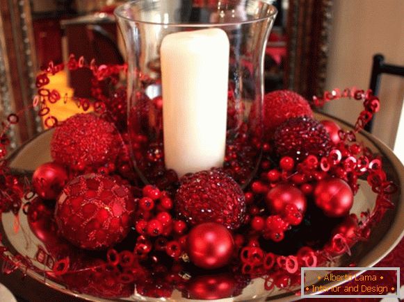 Decorazioni rosso brillante per il tavolo festivo