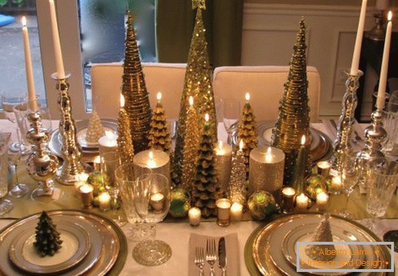 Ornamenti d'oro per la tavola di Capodanno