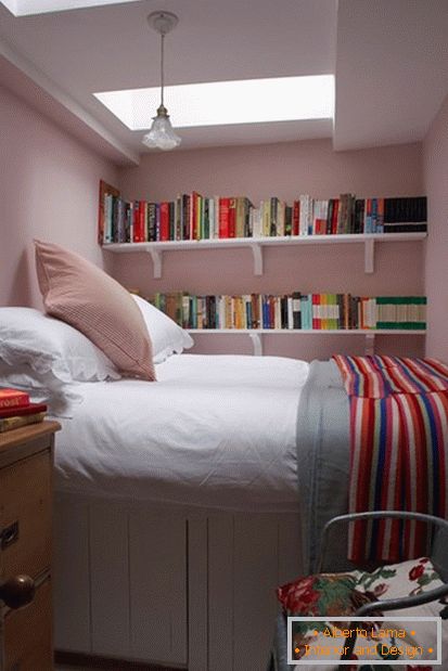 Scaffali per libri in una piccola camera da letto