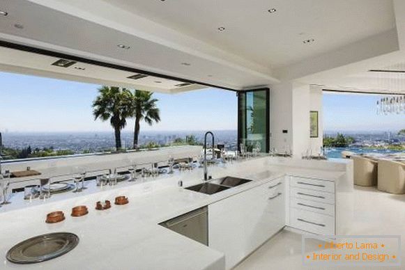 Progettazione di una cucina bianca con una vista lussuosa