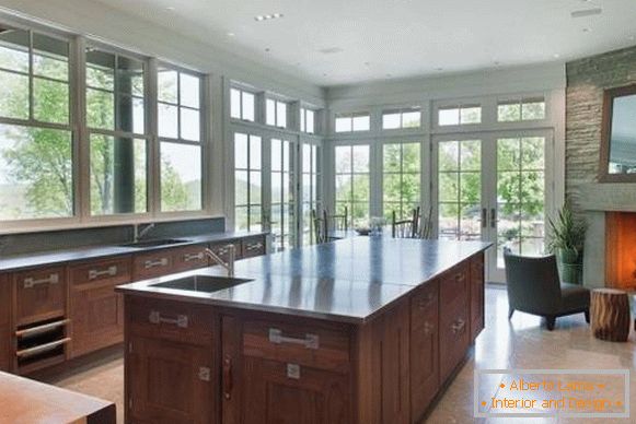Design della cucina con grandi finestre nella casa di Bruce Willis