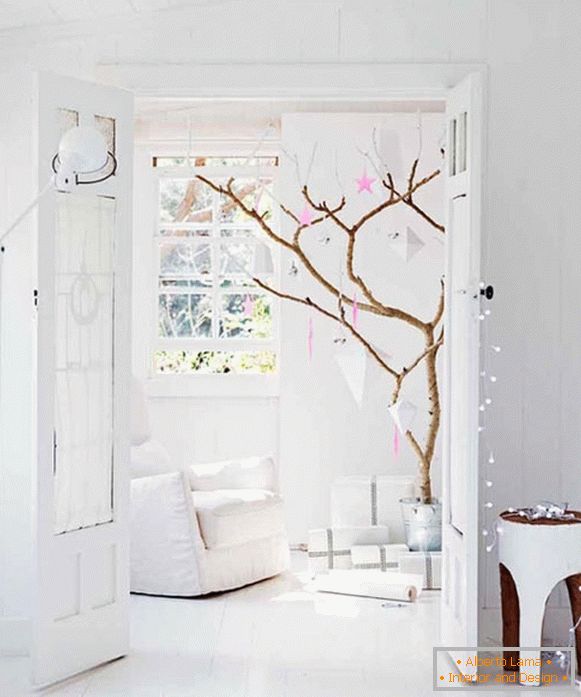 Progettare una stanza per il nuovo anno nello stile del minimalismo