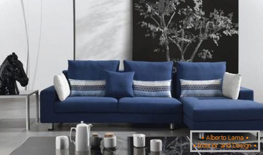 in bianco e nero-vivere-con-blue-divano