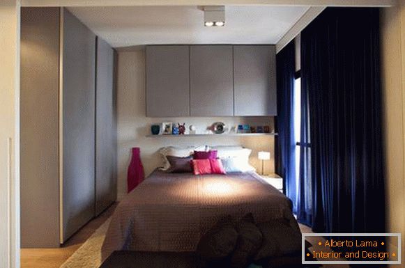 Camera da letto in un piccolo appartamento di 45 metri quadrati. m.