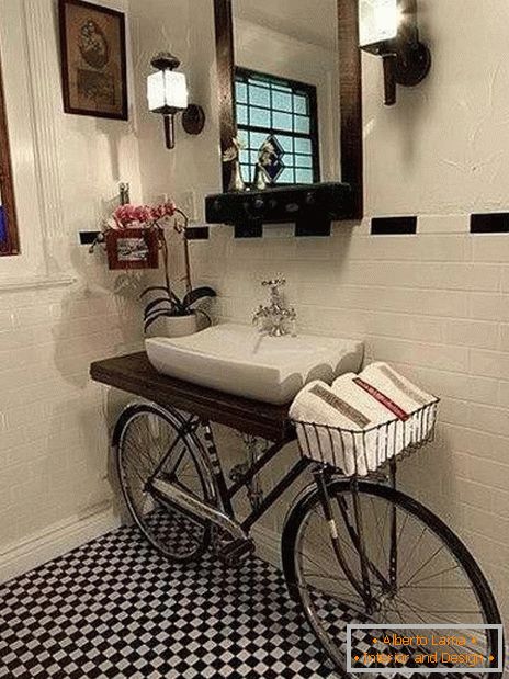 Bicicletta all'interno del bagno