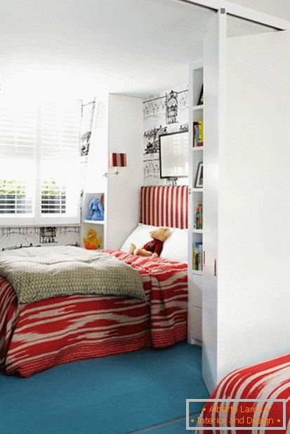 Una bella stanza per bambini rossa per un ragazzo