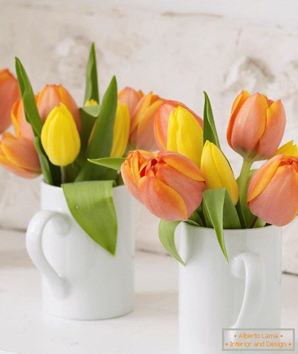 Tulipani in tazze bianche