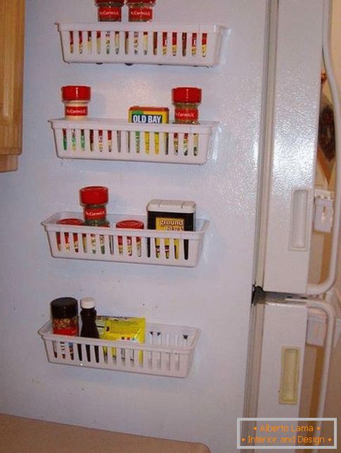 Cestini magnetici sul frigorifero