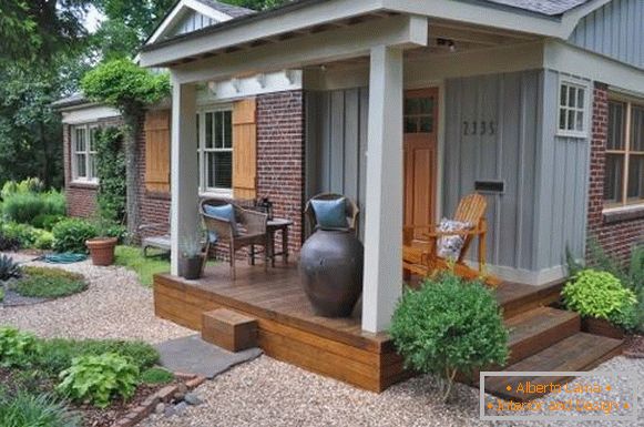 Decorazione di una piccola veranda con pavimento in legno
