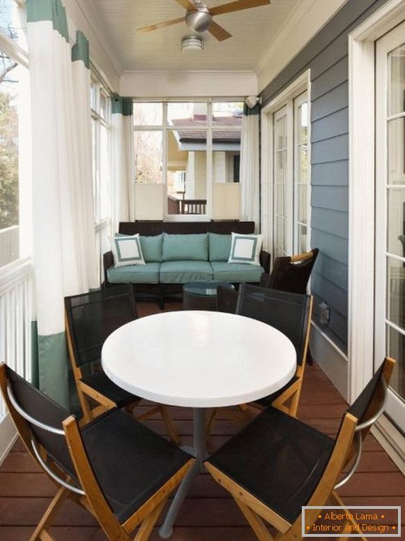 Design elegante della veranda con tessuti e mobili da giardino