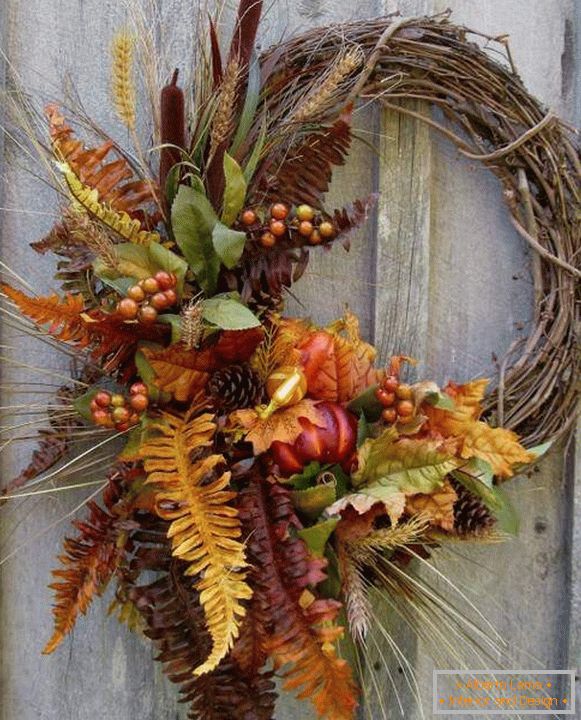 Ghirlande d'autunno di materiale naturale - una selezione di foto