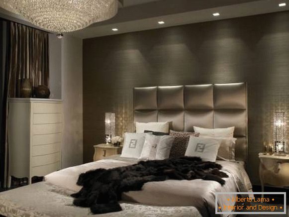 Lampadario classico e lampade integrate nel design della camera da letto