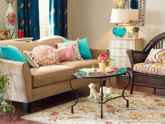 Cuscini del divano nel design degli interni del soggiorno