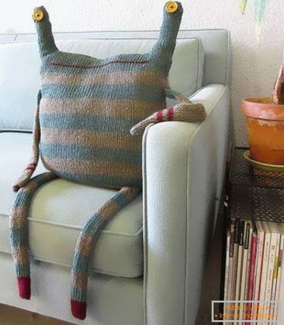 Idee come creare cuscini a maglia sul divano con ferri da calza