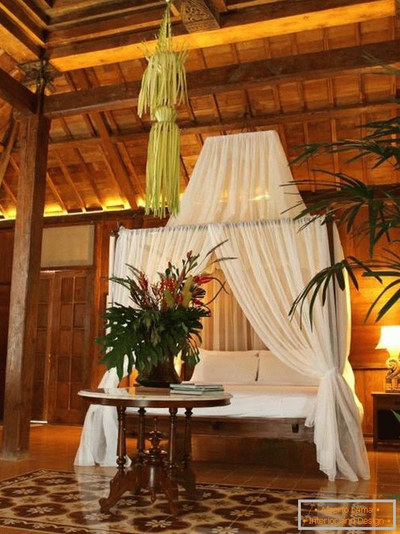 Camera da letto con baldacchino in stile tropicale