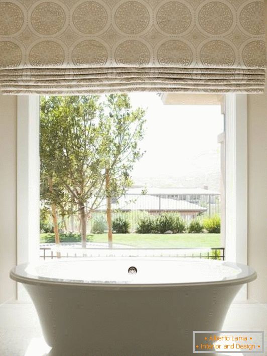 Design del bagno con ampia finestra