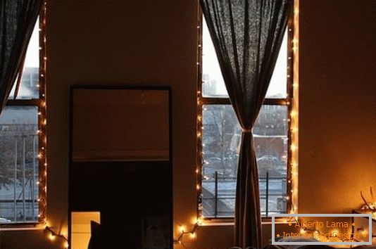 Eleganti finestre retroilluminate nella camera da letto