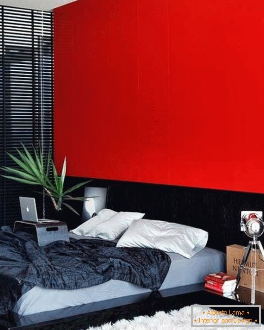 Muro rosso come l'accento principale nella camera da letto
