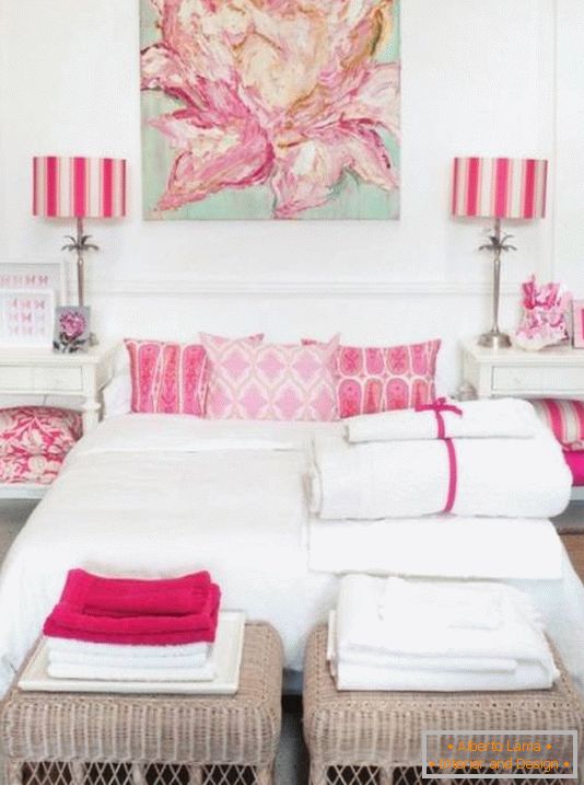Camera bianca con accenti rosa