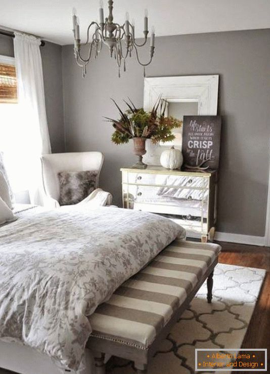 Elegante camera da letto con un cassettone dal design accattivante