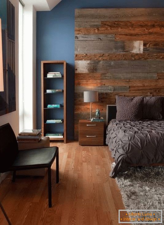 Grande testata in legno e mobili eleganti nella camera da letto