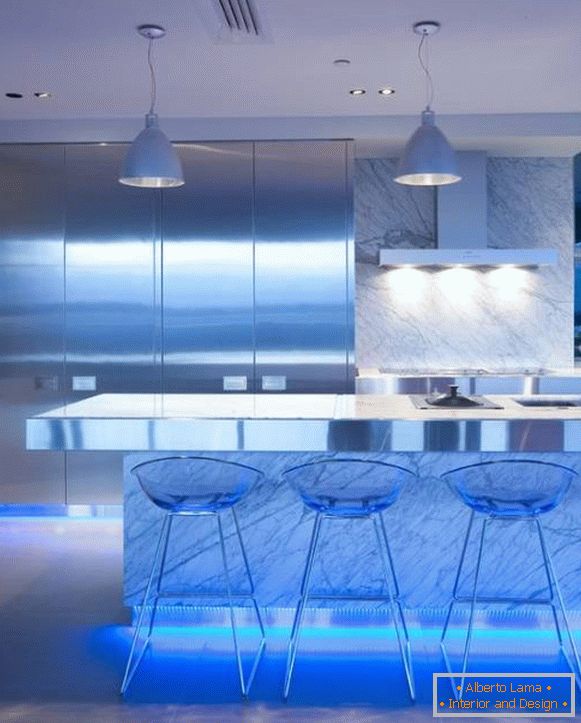 Design della cucina: illuminazione a led dei mobili dal basso