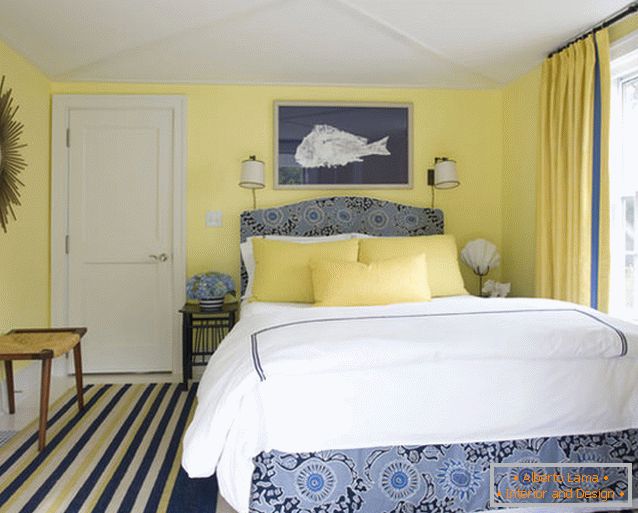 Design affascinante di una piccola camera da letto nei colori blu e giallo