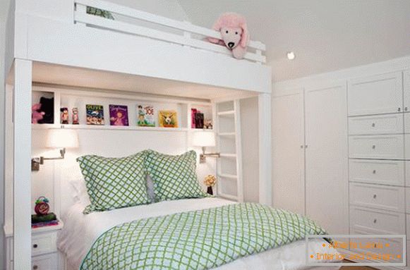 Grande letto a due livelli in un piccolo vivaio