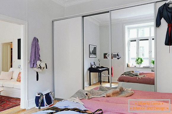 Camera da letto di un piccolo appartamento in Svezia
