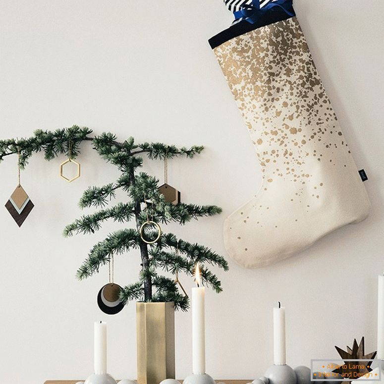Rametto di un albero di Natale in un vaso insolito