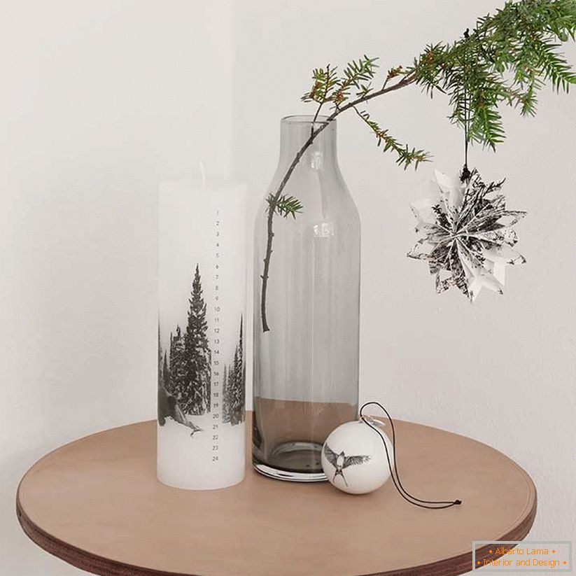 Rametto di albero di Natale in una bottiglia di vetro