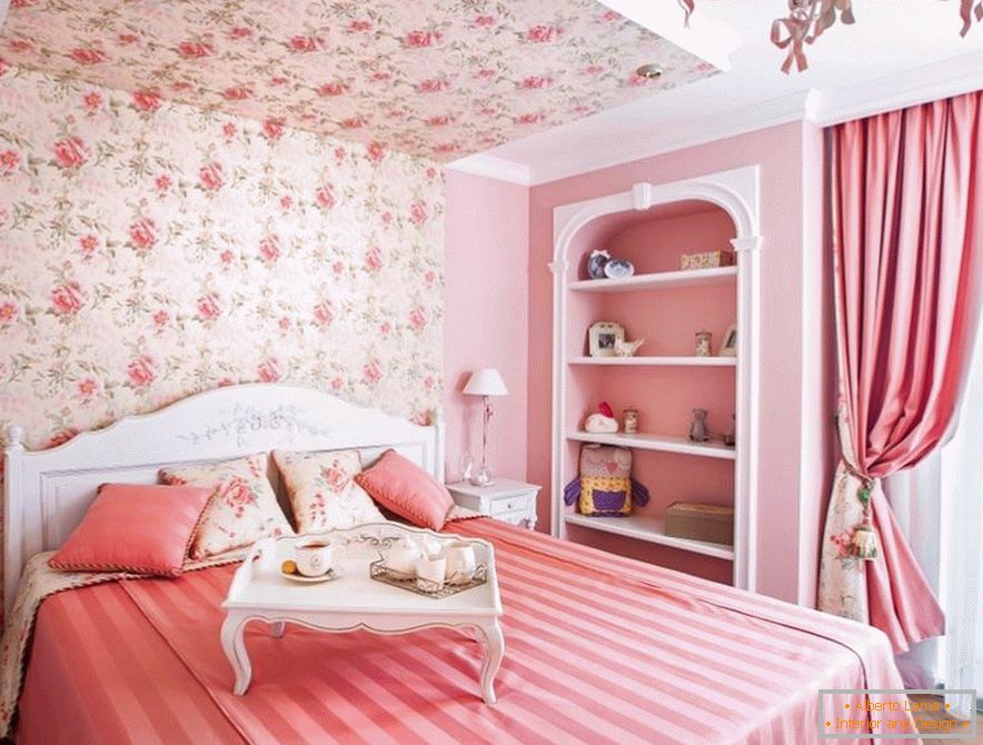 Camera da letto in colore rosa