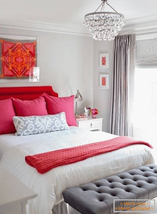 La combinazione di rosso, rosa e grigio nella camera da letto