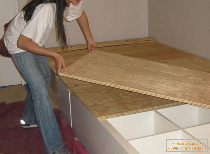 Processo di installazione di un letto di un podio