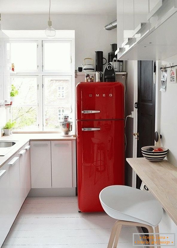 Luminoso frigorifero in cucina bianca