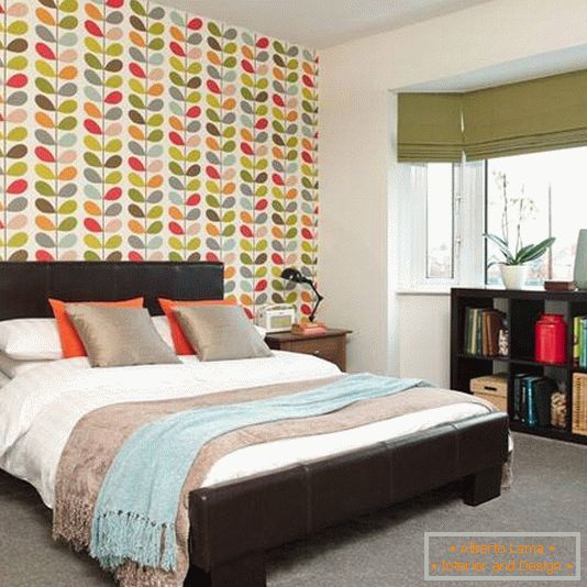 Design della camera da letto in stile moderno con carta da parati luminosa