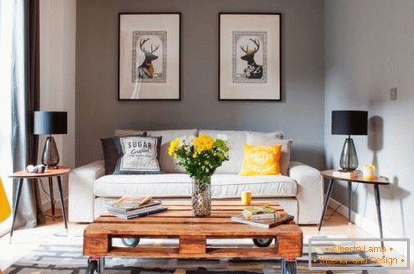 Elegante combinazione di colori con il giallo nel soggiorno