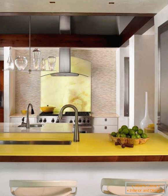 Colore giallo pallido all'interno della cucina di una casa privata