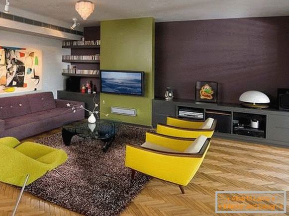 Design del soggiorno con mobili gialli