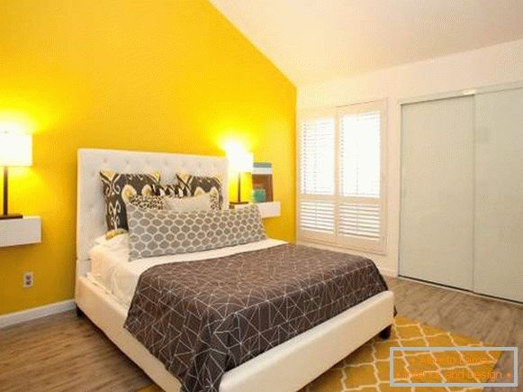 Colore giallo all'interno della camera da letto
