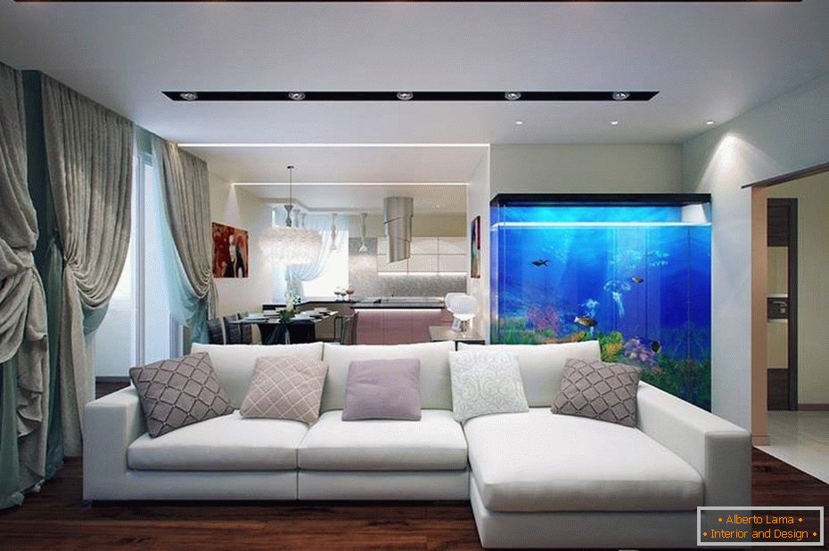 Bello l'interno del soggiorno con un acquario