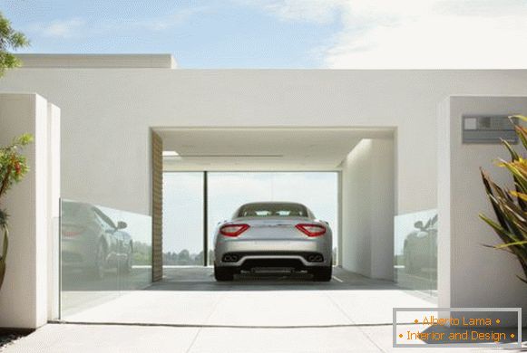 Auto in un elegante garage bianco