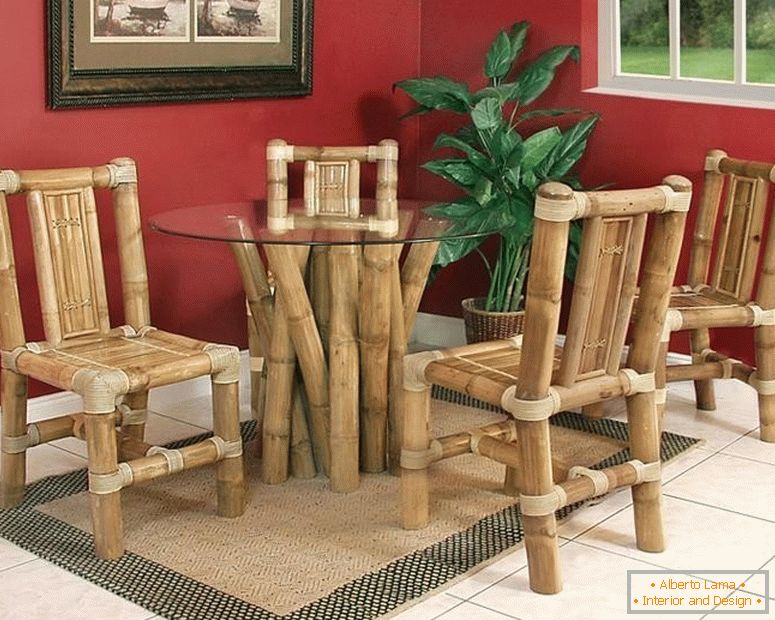 Tavolo e sedie in bambù