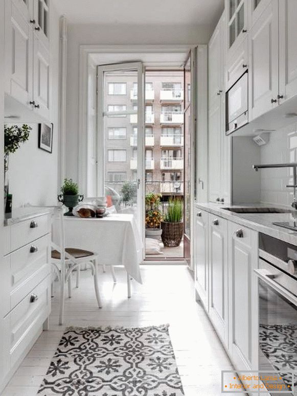 Cucina bianca all'interno - foto di una piccola cucina con balcone