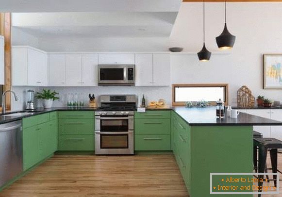 Cucina in colore bianco e verde - foto con un piano scuro