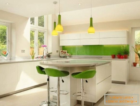 Cucina ad angolo bianca con elementi verdi - foto