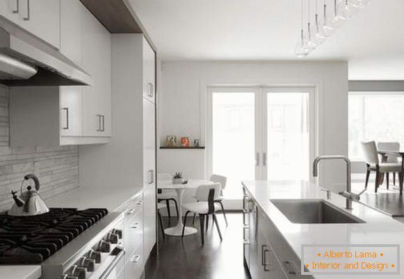 Cucina bianca grigia - foto all'interno di una casa moderna